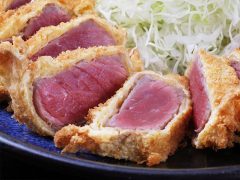 行列必至、レアなお肉が新感覚 東京で話題の牛かつ人気店